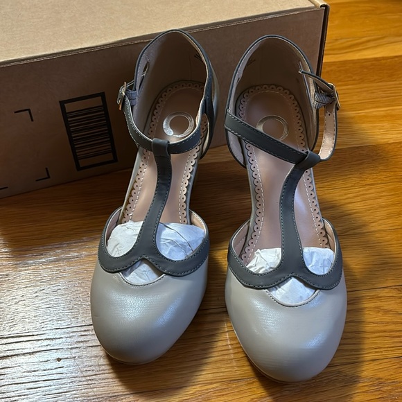 Journee Collection Siri T-strap shoes grey. Never worn. New in box. W 7.5 - Picture 3 of 6